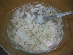 Очень простой салатик: нарезанный дайкон, сметана и соль. Вкус потрясающий!